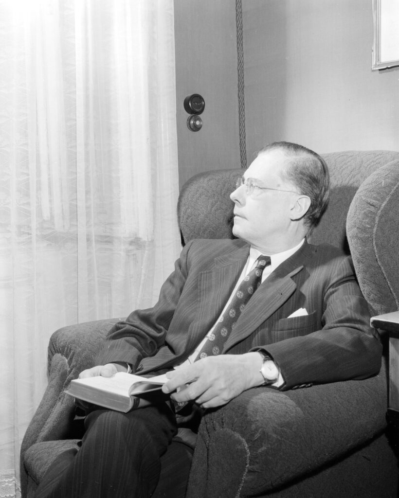 صورة لقائد الأوركسترا النمساوي كارل بوم حوالي عام 1950